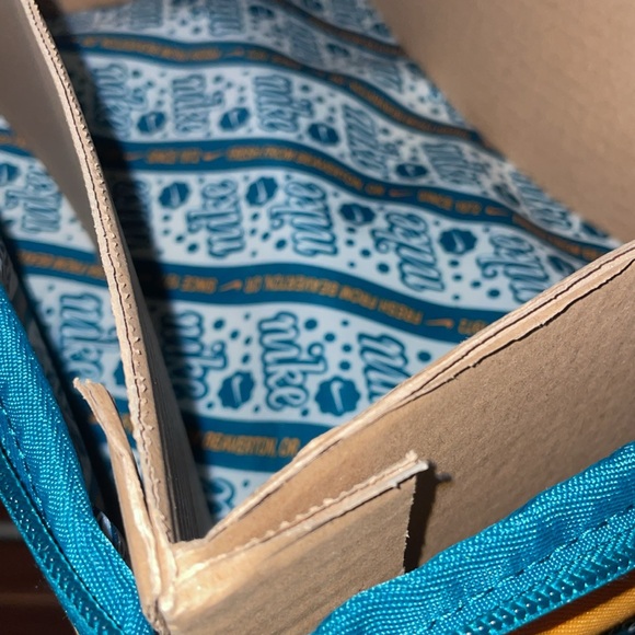 NWOT Nike Oregon Shoe box cooler with shoulder strap "The Original Nike..." - Picture 4 of 6